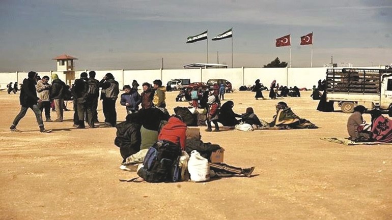 عدد من النازحين السوريين في العراء﻿