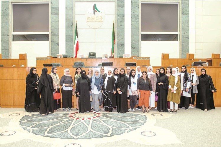 الوفد الطلابي في قاعة مجلس الامة﻿