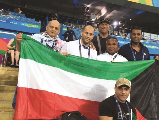 انور المطوع والوفد حاملين العلم الكويتي خلال التشجيع على المدرجات﻿