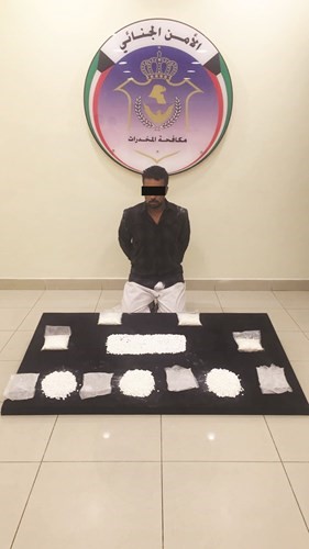 السائق بعد ضبطه وامامه الحبوب المخدرة﻿