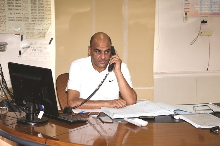 احد موظفي طوارئ الكهرباء يتلقى اتصالات المستهلكين 	محمد هاشم﻿