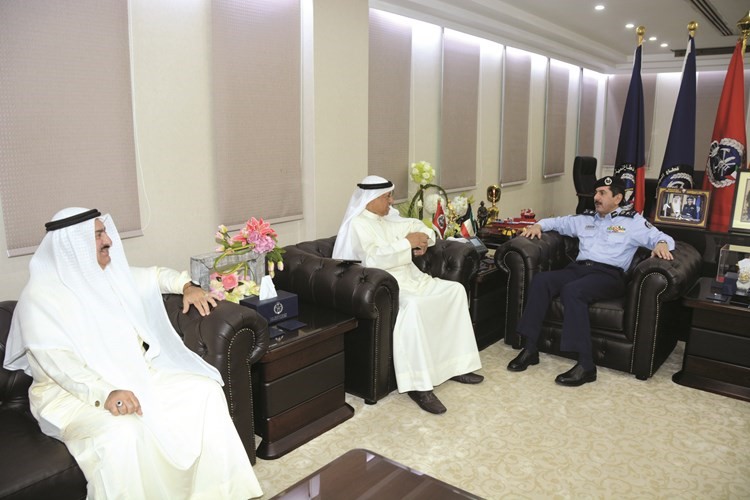 وفد الهلال الاحمر يهنئ اللواء المكراد﻿