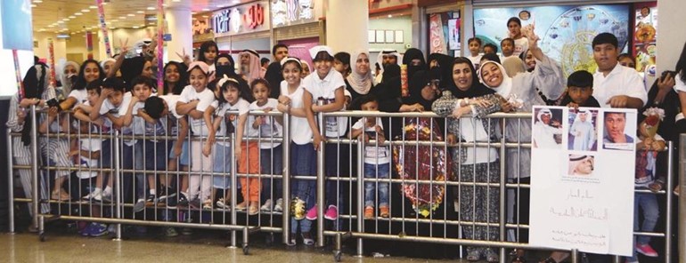 استقبال الشباب العائدين من اميركا من قبل ذويهم في المطار﻿