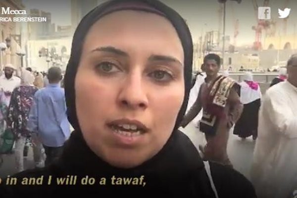 بالفيديو.. صحفية مسلمة تنقل للعالم عبر نيويورك تايمز أحداث الحج مباشرة من داخل مكة