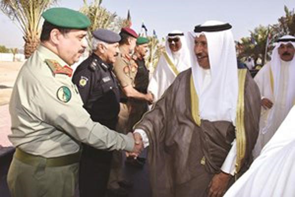 سمو الشيخ جابر المبارك مصافحا الفريق الركن مهاشم الرفاعي
