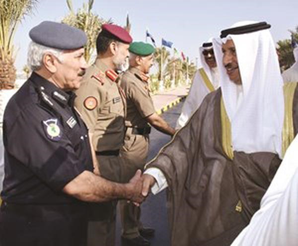 سمو الشيخ جابر المبارك مصافحا اللواء محمود الدوسري