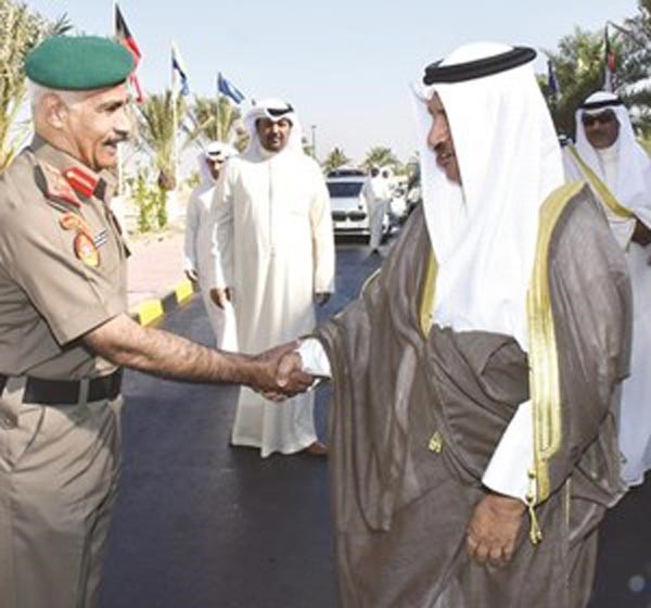 سمو رئيس الوزراء مصافحا رئيس الاركان العامة الفريق الركن محمد الخضر
