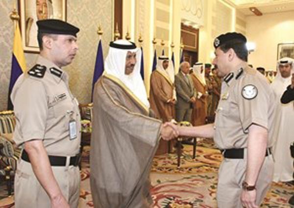 الشيخ جابر المبارك مصافحا احد الضباط ويبدو العميد عادل الحشاش