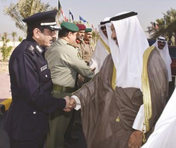 وسموه مصافحا الفريق خالد المكراد