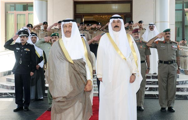 سمو الشيخ جابر المبارك والشيخ محمد الخالد وكبار القادة العسكريين خلال النشيد الوطني في بداية اللقاء بديوانية وزارة الداخلية