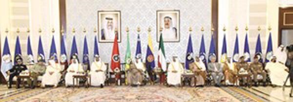 سمو رئيس الوزراء والوزراء الشيخ صباح الخالد والشيخ محمد الخالد وانس الصالح والشيخ سلمان الحمود والشيخ محمد العبدالله ودبدر العيسى والفريق اول مالشيخ احمد النواف والفريق محمد الخضر والفريق الشيخ عبدالله النواف واللواءمالشيخ احمد الخليفة والفريق ال