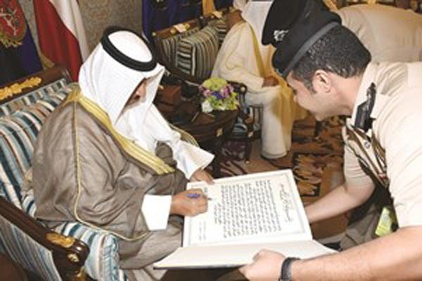 سمو الشيخ جابر المبارك يسجل كلمة في سجل الشرف بديوانية الداخلية