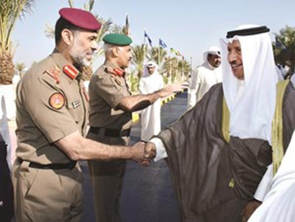 وسموه مصافحا الفريق الشيخ عبداالله النواف