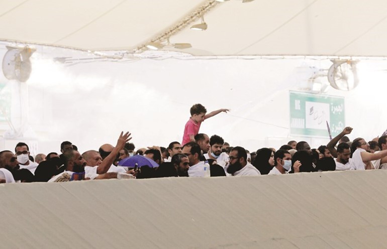 الحجاج يرمون جمرة العقبة في مشعر منى	واس﻿