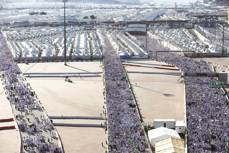 جموع الحجيج في مشعر منى لرمي جمرة العقبةواس