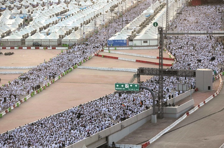 مئات الالاف من الحجاج في منى لرمي جمرة العقبة افپ