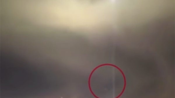 بالفيديو.. جسم غريب يظهر في السماء خلال عاصفة رعدية