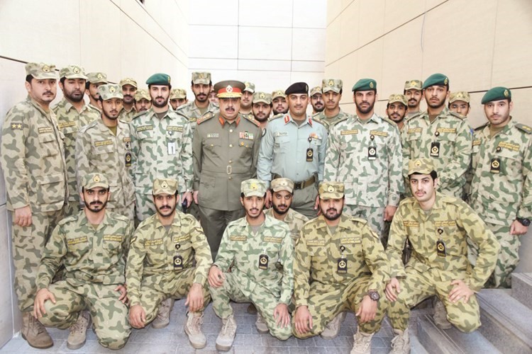 وكيل الحرس الوطني الفريق الركن مهاشم الرفاعي متوسطا عددا من الضباط وعناصرمن الحرس الوطني﻿