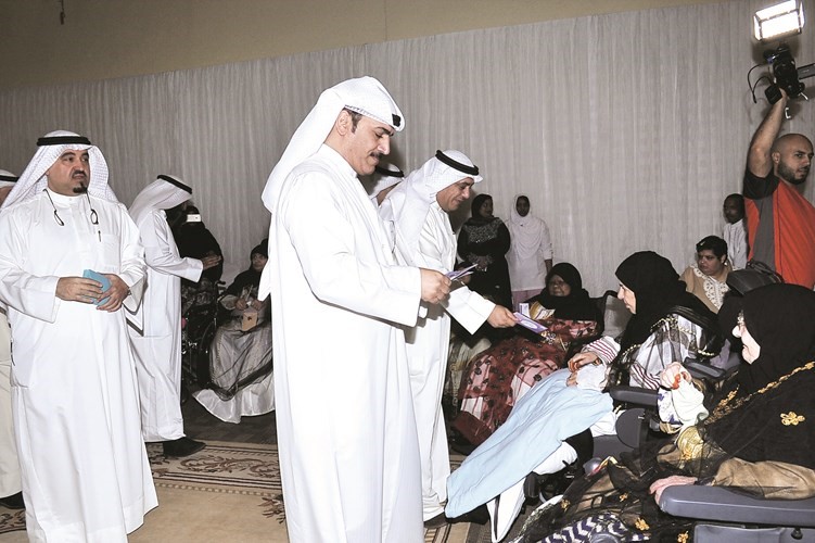 د مطر المطيري خلال توزيع العدايا على المسنات﻿