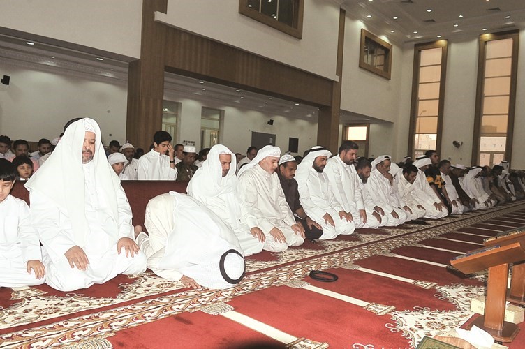 صلاة العيد في احد المساجد	 زين العابدين علام﻿