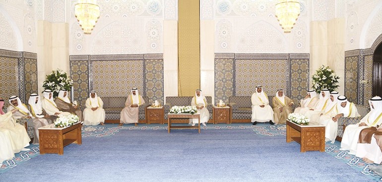 صاحب السمو الامير الشيخ صباح الاحمد وسمو نائب الامير الشيخ نواف الاحمد والشيخ فيصل السعود وسمو الشيخ جابر المبارك ومبارك الخرينج والشيخ صباح الخالد والشيخ محمد الخالد والشيخ علي الجراح والشيخ علي الجابر وعدد من الحضور﻿