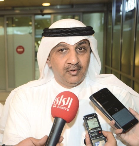 السفير سامي الحمد متحدثا للاعلاميين لدى وصول المواطنين العائدين من اميركا﻿