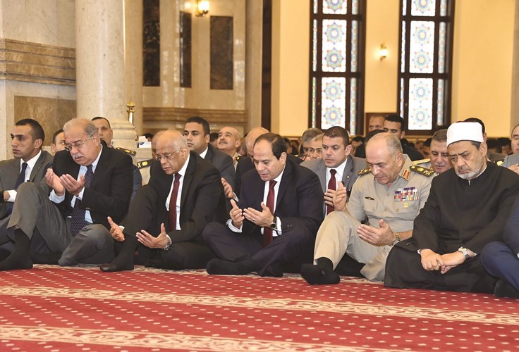 الرئيس عبدالفتاح السيسي خلال صلاة عيد الاضحى بمسجد المشير طنطاوي في التجمع الخامس اپ