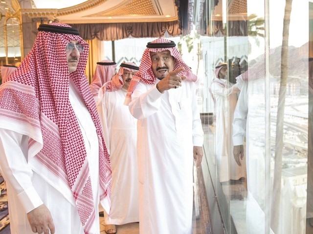 خادم الحرمين الشريفين الملك سلمان بن عبدالعزيز يطمئن برفقة ولي العهد صاحب السمو الملكي الامير محمد بن نايف على راحة الحجيج في منى						 واس﻿