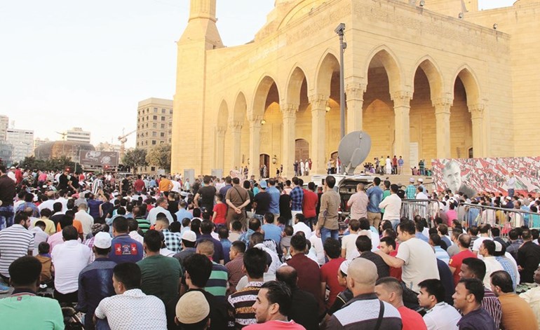 جموع من اللبنانيين يؤدون صلاة العيد في مسجد الامين ببيروتمحمود الطويل 