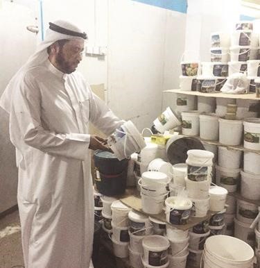 احد مفتشي البلدية يعاين المواد المضبوطة