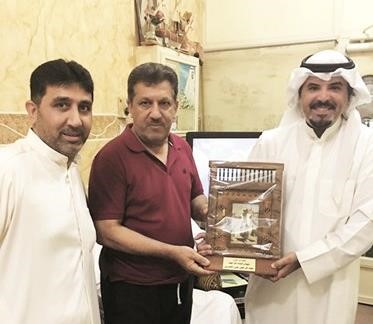 الشيخ علي الخليفة يكرم المطوع ﻿