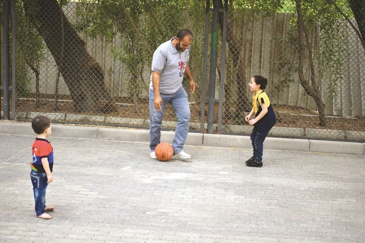 اب يلعب مع ابنائه بالكرةقاسم باشا﻿