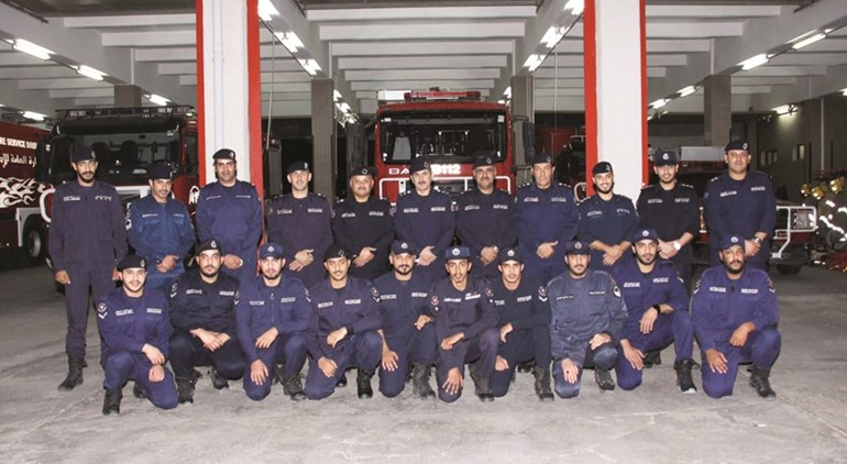 الفريق خالد المكراد متوسطا عددا من رجال الاطفاء بتهنئتهم بالعيد