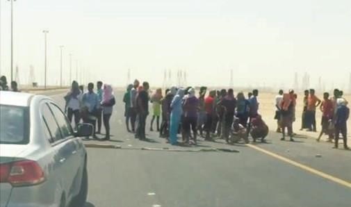 العمال قطعوا الطريق دون شغب﻿