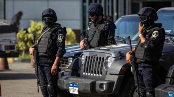 لوث أرضية المسجد بحذائه.. فسقط 3 قتلى