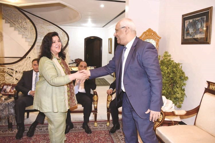 نجلاء النقي تهنئ السفير المصري ياسر عاطف﻿