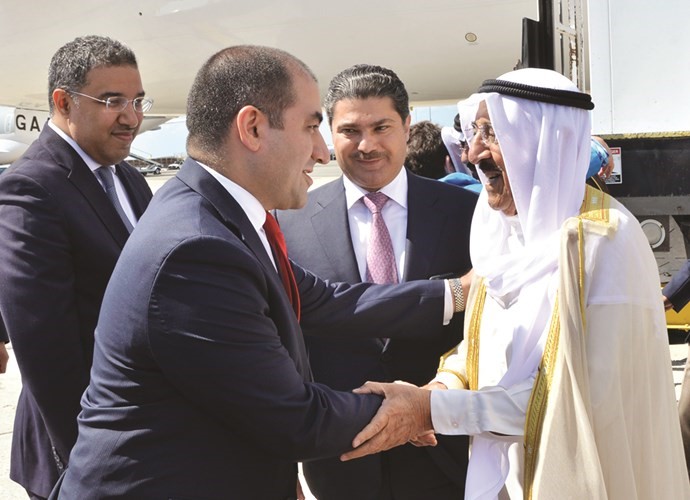 صاحب السمو الامير الشيخ صباح الاحمد مصافحا مستقبليه﻿