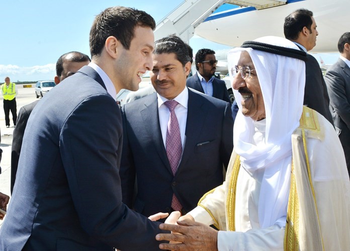  سمو الامير مصافحا احد مستقبليه في مطار جونافكنيدي﻿