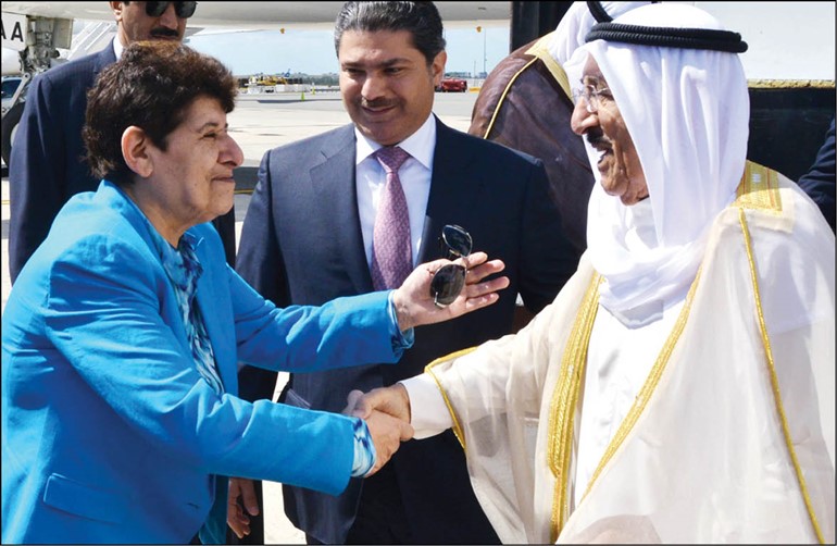 صاحب السمو الامير الشيخ صباح الاحمد مصافحا الشيخة درشا الصباح لدى وصوله الى مطار جون افكنيدي