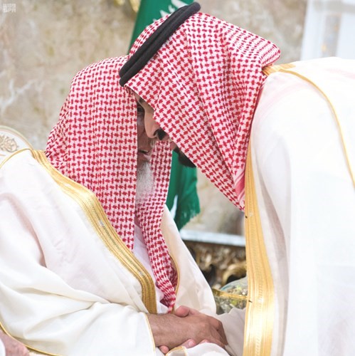 صاحب السمو الملكي ولي ولي العهد الامير محمد بن سلمان في حديث مع مفتي المملكة الشيخ عبدالعزيز ال الشيخ
