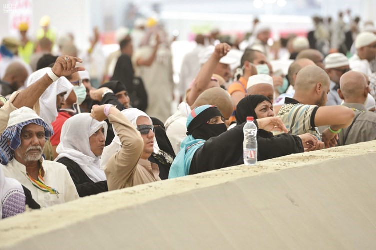 ضيوف الرحمن يرمون الجمرات في اول ايام التشريق