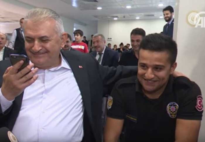 بالفيديو.. رئيس الوزراء التركي يخطب فتاة لـ"شرطي" خلال زيارة مقره