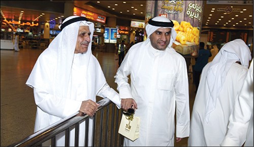 الحاج عبدالله الكندري مع والده اثناء الوصول