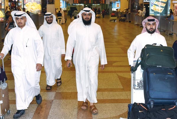 عدد من الحجاج المتعجلين لدى وصولهم الى مطار الكويت الدولي بعد عصر امس احمد علي
