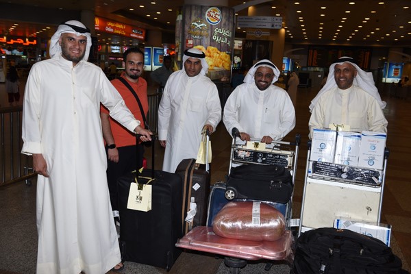 عضو المجلس البلدي عبدالله الكندري وعدد من الحجاج العائدين الى البلاد تصويراحمد علي