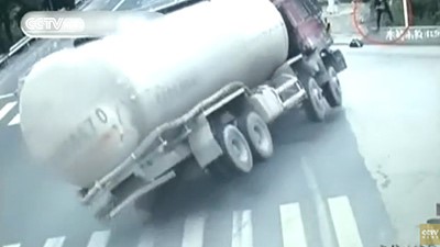 بالفيديو.. رجل يتجنب اصطدامه بشاحنة ضخمة بهدوء أعصاب
