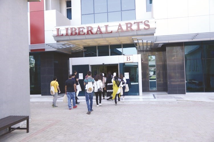 جولات لاطلاع الطلبة الجدد على مرافق الجامعة﻿
