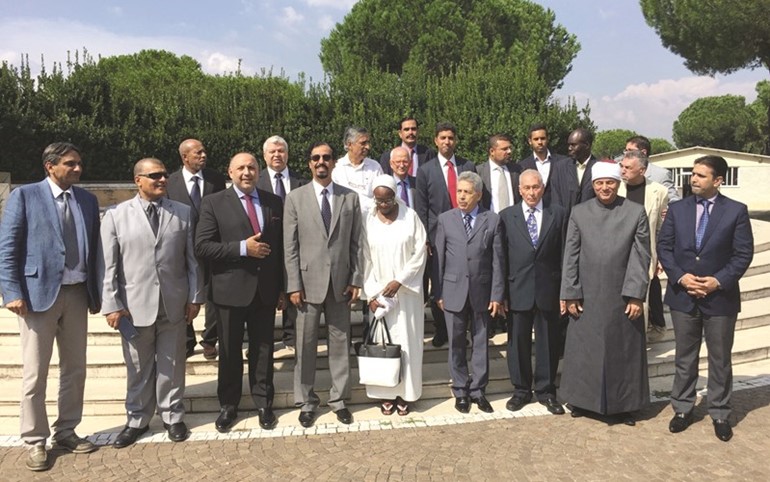 السفير الشيخ علي الخالد مع امين عام المركز الاسلامي ومجموعة من ضيوف الحفل