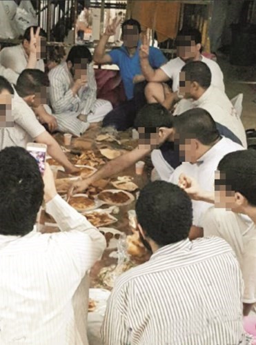 الصورة المتداولة على مواقع التواصل الاجتماعي للسجناء