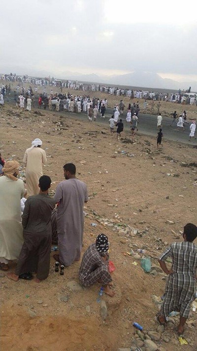 فيديو مروع لانقلاب سيارة جيب أثناء التقحيص بعُمان.. وتطاير شخصين منها